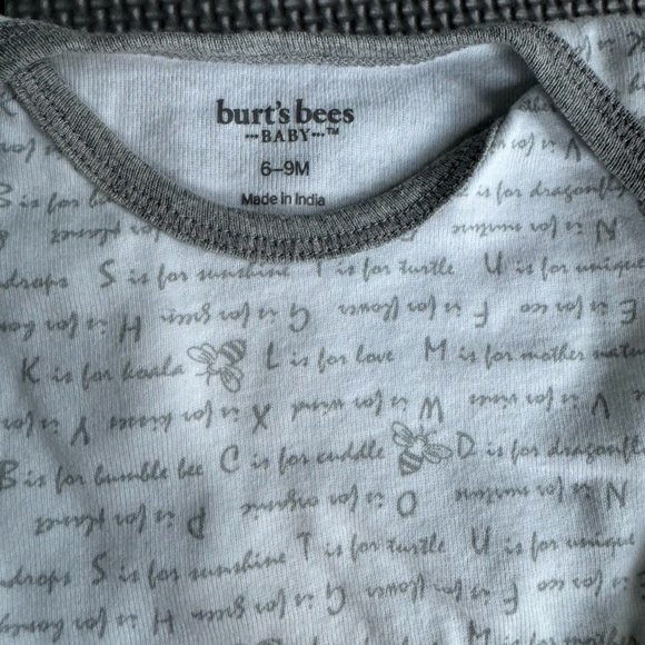 Like New Burt’s Bee Baby 3 pack bodysuit - Size 6-9 Months - Picture 2 of 2